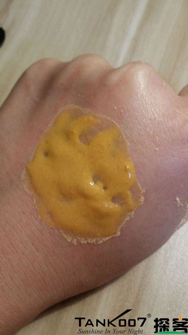 客戶買了紫光手電驗(yàn)熒光劑，先拿面膜大姨媽巾開刀 