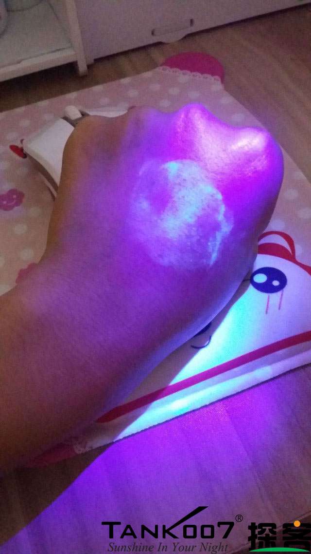 客戶買了紫光手電驗(yàn)熒光劑，先拿面膜大姨媽巾開刀 