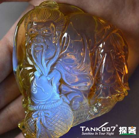 網(wǎng)上用紫光手電鑒定琥珀的帖子這么多，哪個是真假？