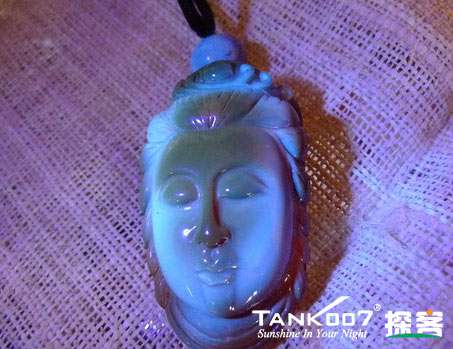 網(wǎng)上用紫光手電鑒定琥珀的帖子這么多，哪個是真假？