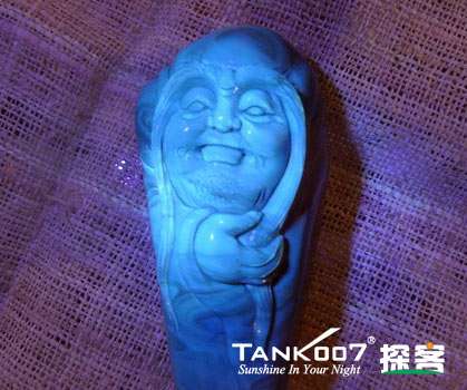 網(wǎng)上用紫光手電鑒定琥珀的帖子這么多，哪個是真假？