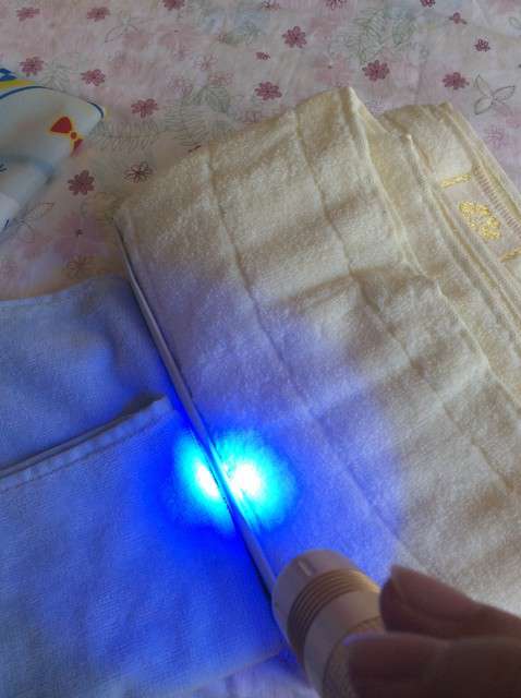  寶媽買了紫光手電，衣服上好多熒光劑，看的心慌害怕