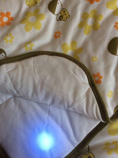  寶媽買了紫光手電，衣服上好多熒光劑，看的心慌害怕