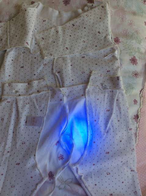 寶媽買了紫光手電，衣服上好多熒光劑，看的心慌害怕