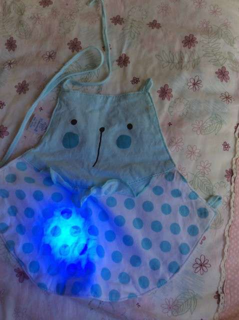  寶媽買了紫光手電，衣服上好多熒光劑，看的心慌害怕