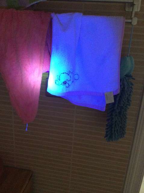  寶媽買了紫光手電，衣服上好多熒光劑，看的心慌害怕